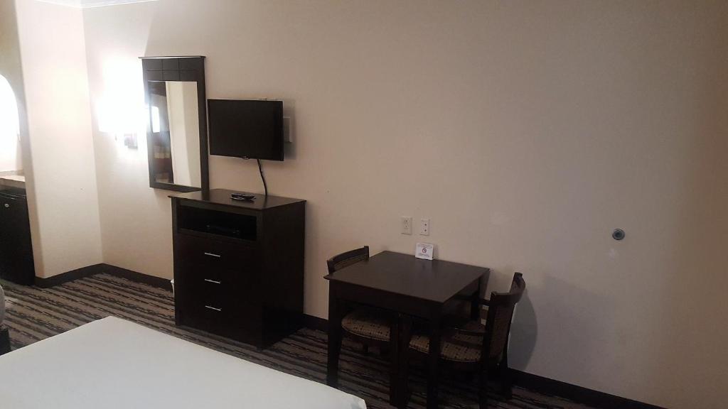 Red Roof Inn & Suites Houston – Humble/IAH Airport image 12