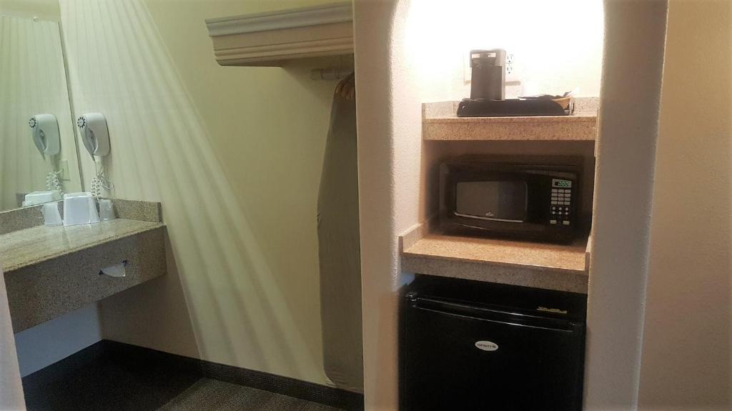Red Roof Inn & Suites Houston – Humble/IAH Airport image 13
