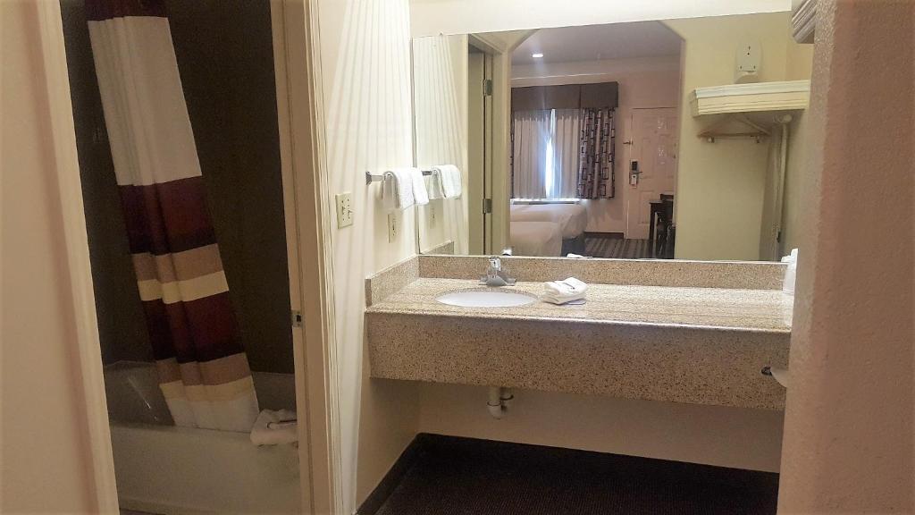 Red Roof Inn & Suites Houston – Humble/IAH Airport image 14