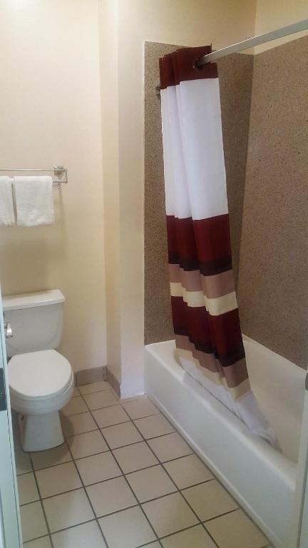 Red Roof Inn & Suites Houston – Humble/IAH Airport image 16
