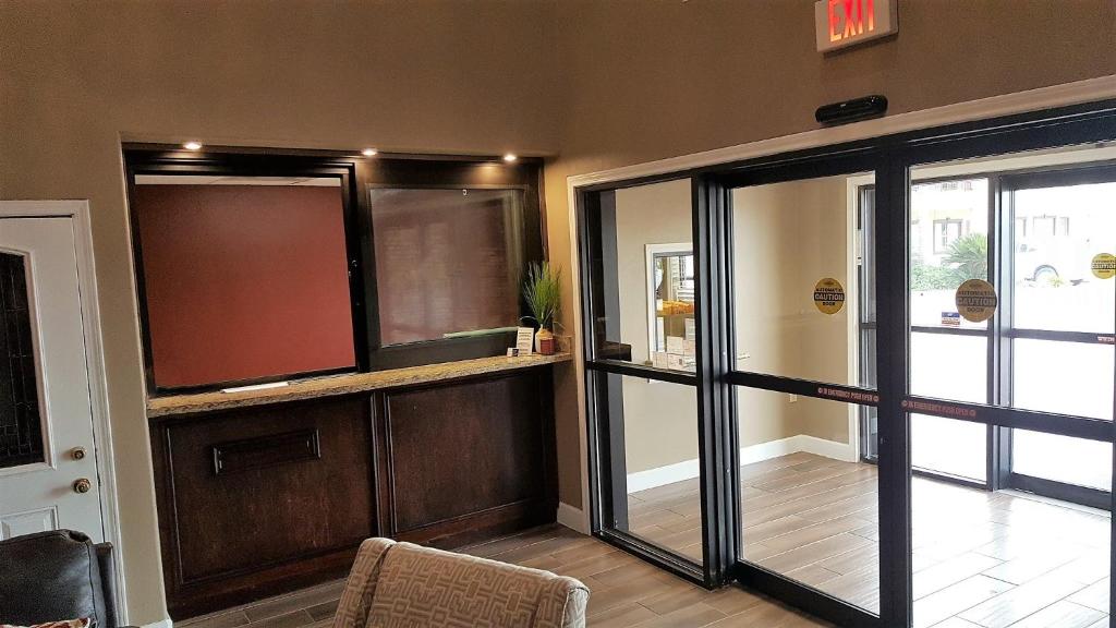 Red Roof Inn & Suites Houston – Humble/IAH Airport image 6